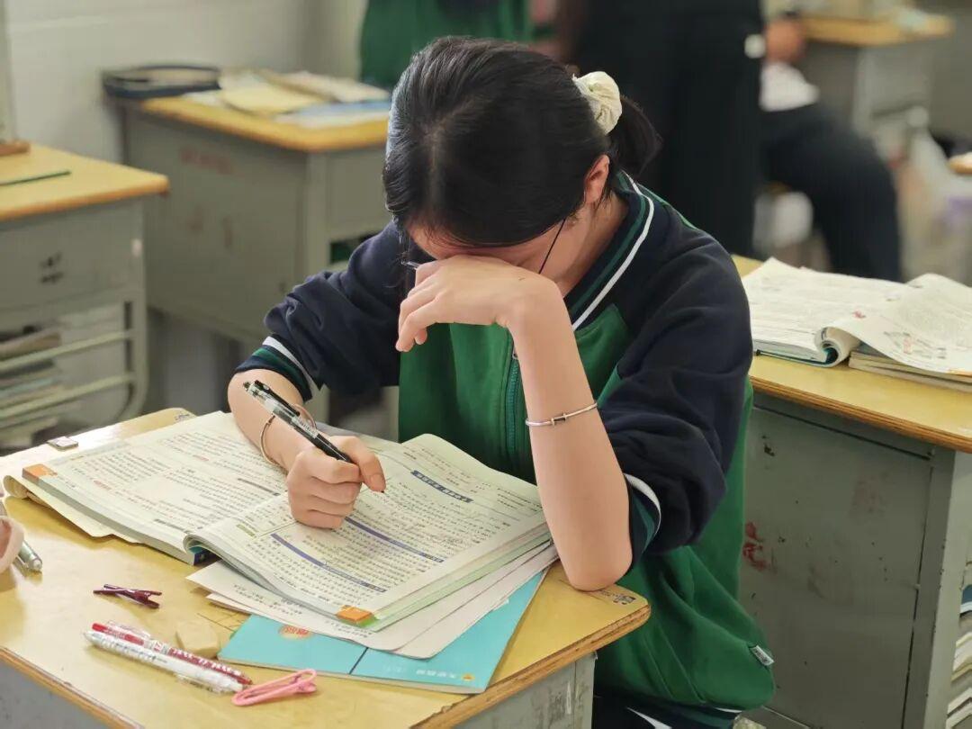 关于初中生的五个扎心真相——第一、初中千万不要跟着低分的同学混他们不会陪你演