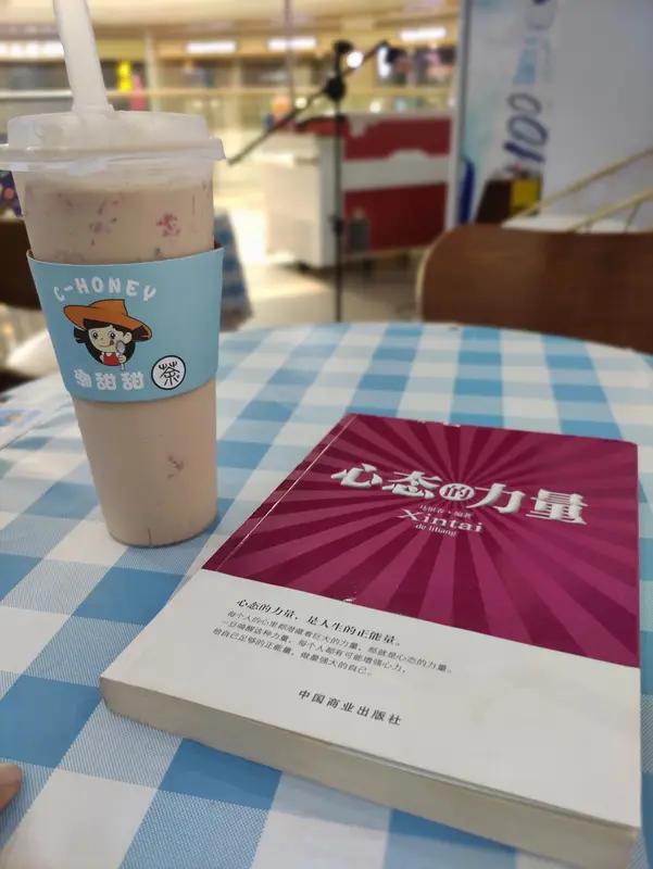 幸福和什么最有关系？其实它和很多东西相关。有人觉得财富、地位能带来幸福，可这些