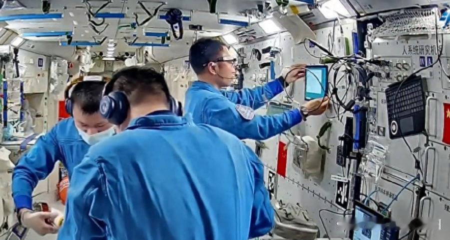 11月26日，据央视新闻客户端报道，经过一年的舱外暴露试验后，首批用于月面建造研