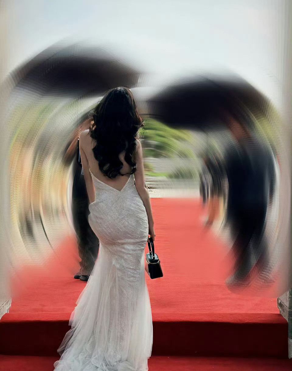 谁来懂一下章若楠这个盈盈一握的背影杀，真的好美啊！