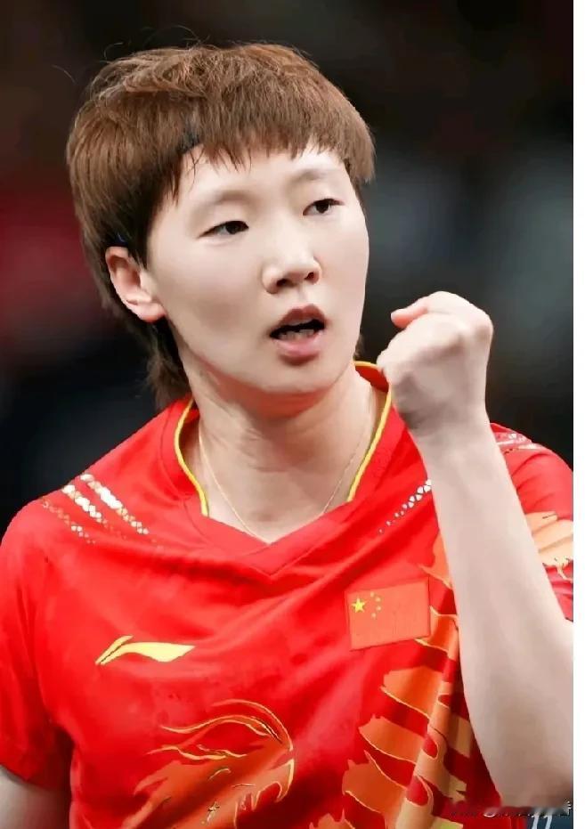 女乒夺冠后，王曼昱特别罕见的流下泪水。这不全是激动的泪水，而是她心里的“我终于把