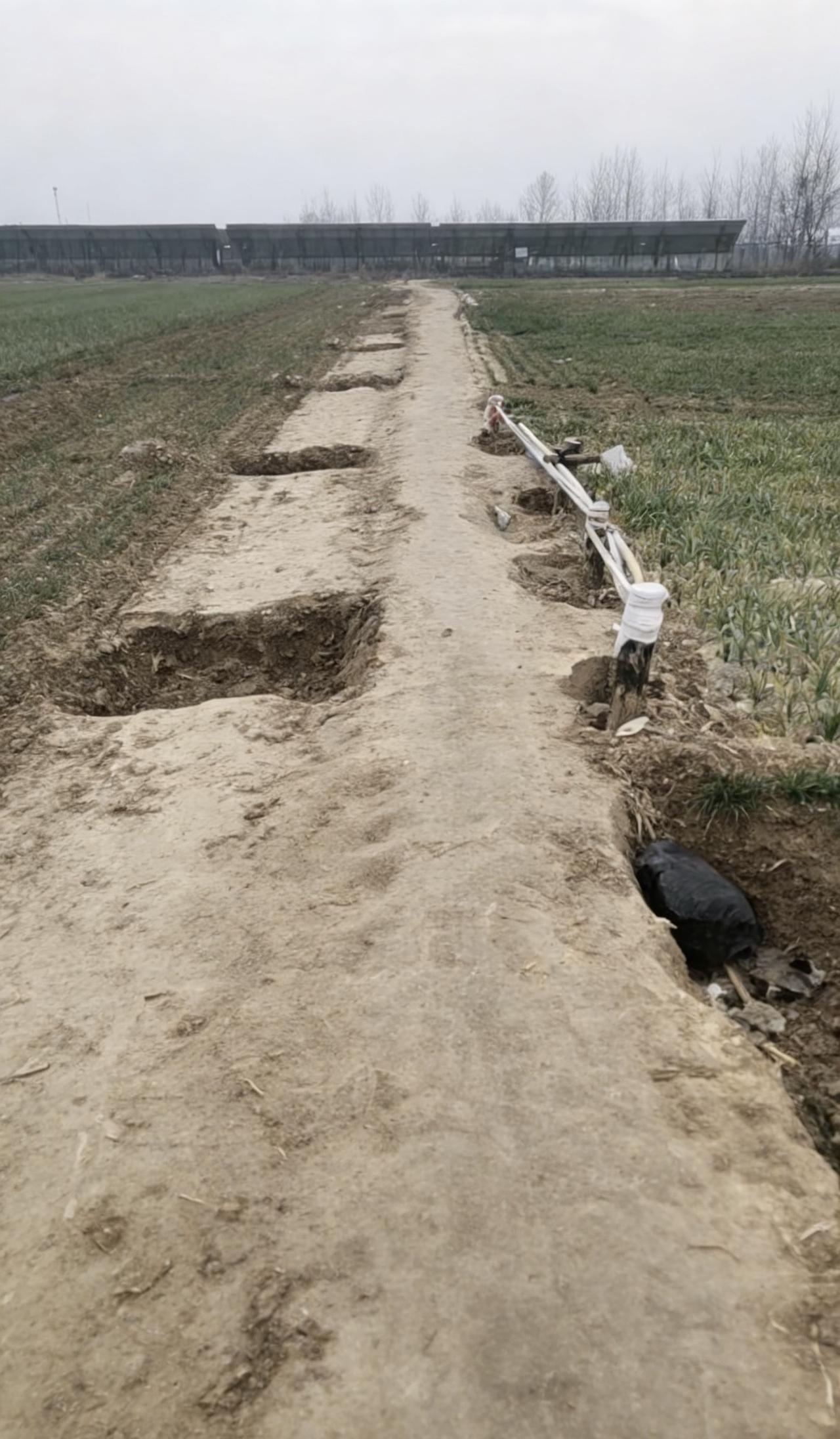 村里两米宽的路挖到只剩半米，这条路只能过两轮电动车，路两边被挖了好多坑，大坑套小