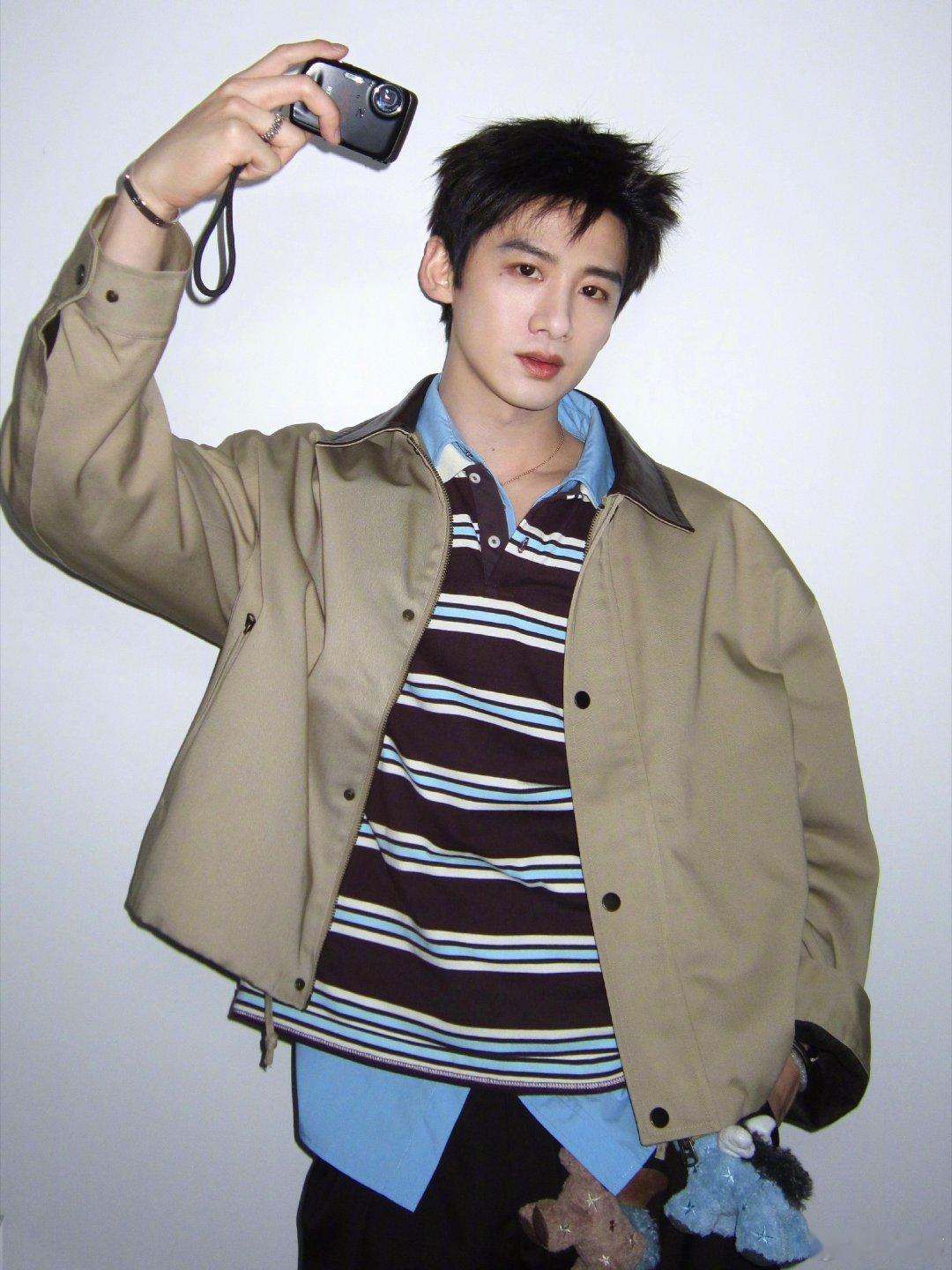 白敬亭一屁股把发小顶飞了白敬亭：不玩抽象，搞笑我是认真的