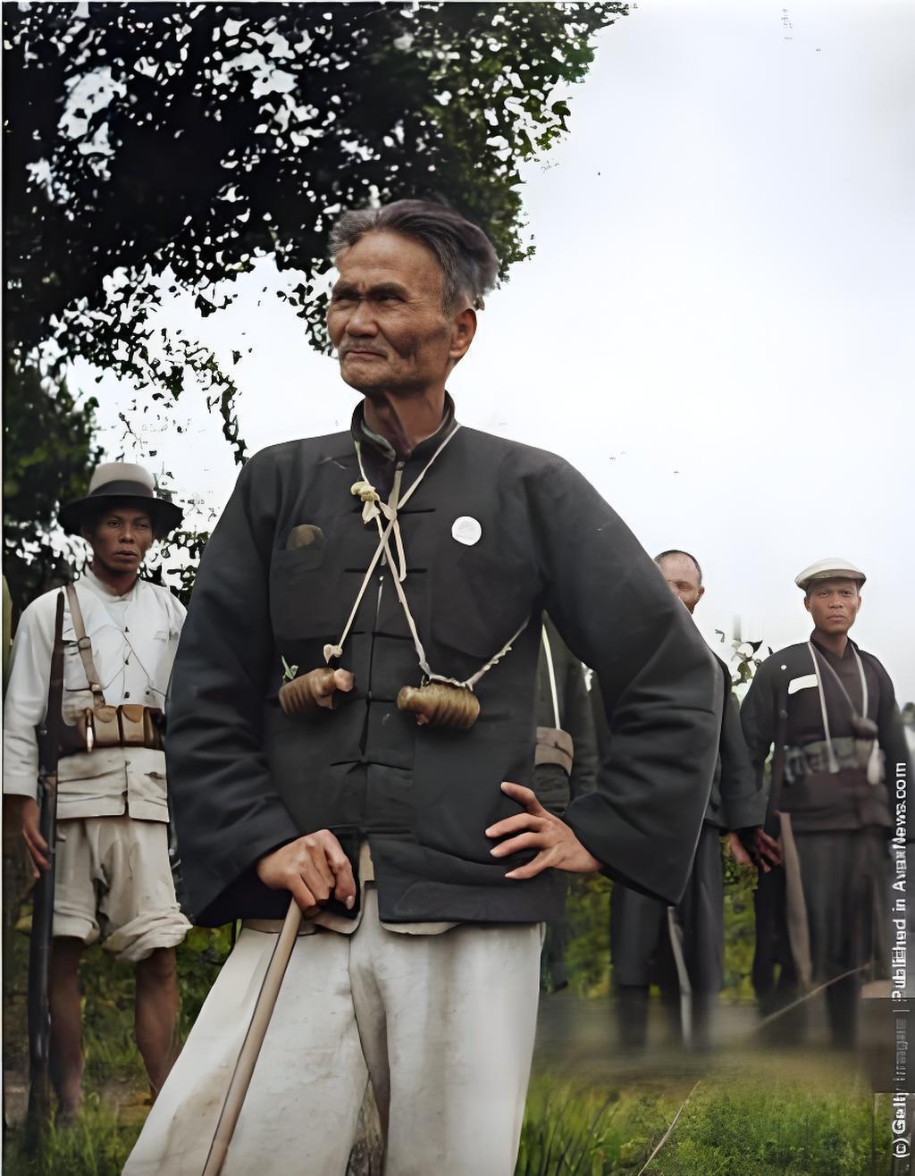 这张1930年代的老照片，定格了华南草根斗士伍卓南的英姿。他身兼商人和军事领袖双