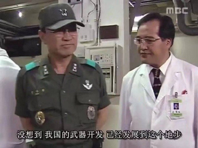 “双离谱”和与双离谱同底盘的火力支援车探测配置更高，有四面双波段相控阵雷达，还配