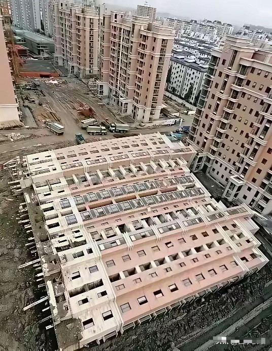 这是2009年上海莲花河畔景苑“楼脆脆”事件