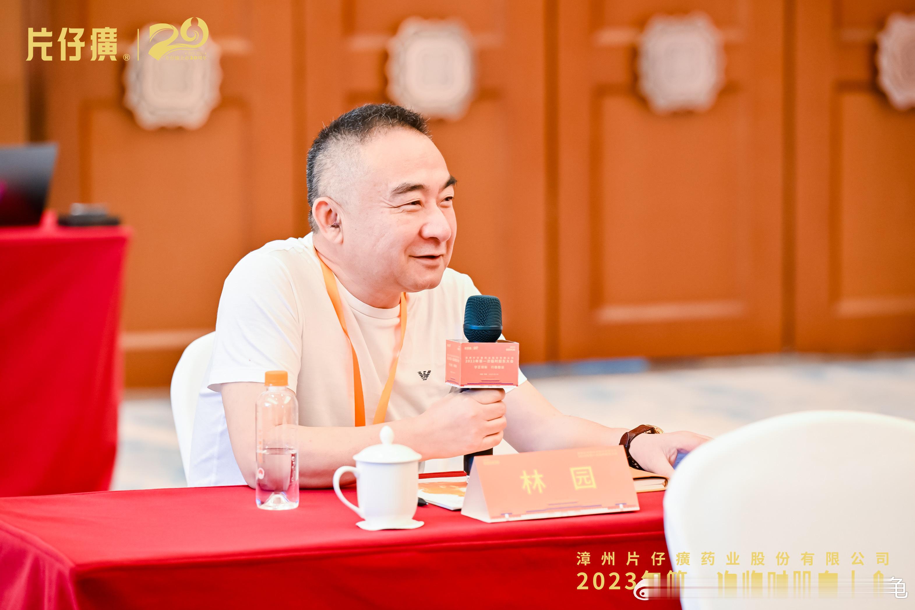 片仔癀继续往下跌的话，估计很快公司就会出回购公告，他们高个子比我们更需要也更懂得