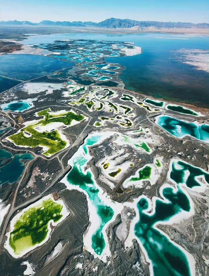 青海·翡翠湖，站在湖边，镜面般的湖面倒影着蓝天白云和柴达木山的皑皑雪峰🗻，宛如