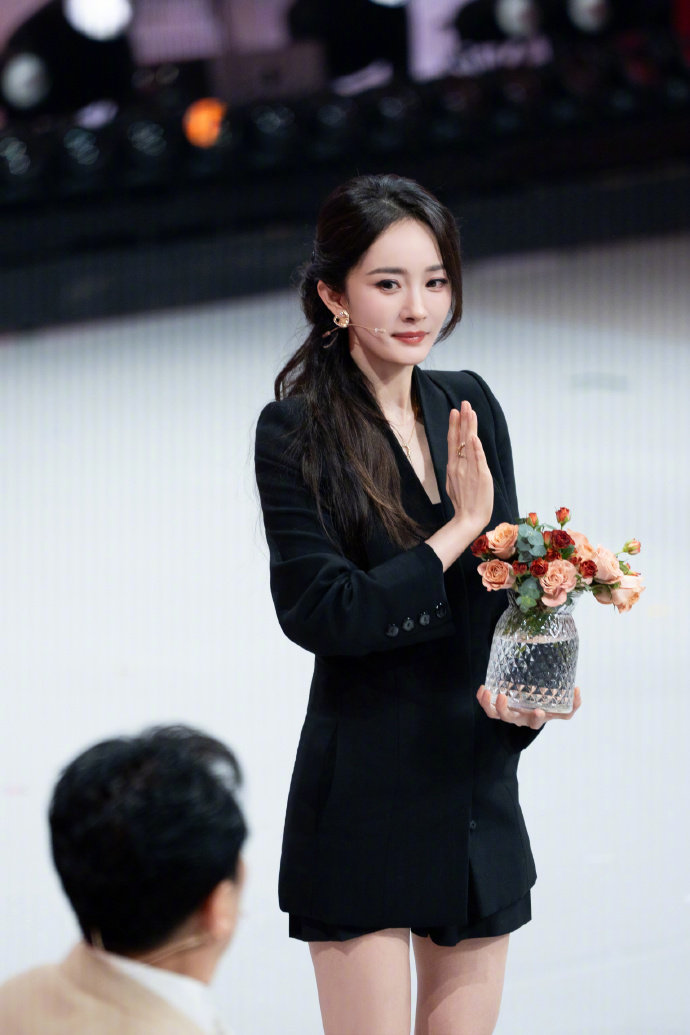 杨幂是天生爆梗选手杨幂这小脑瓜转的是真快啊杨幂是天生爆梗选手，谁来懂一下这个