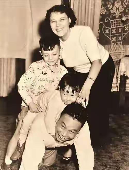 1941年，蒋经国给蒋介石信中写道：“秘书章亚若怀孕了，请求准许结婚。”蒋介石回