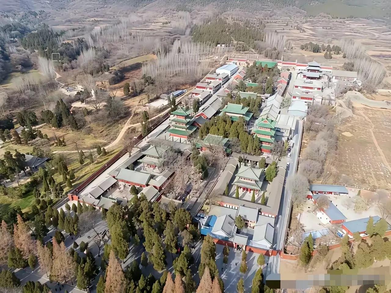 失去了滤镜的保护，嵩山少林寺不过尔尔。据说这是嵩山少林寺的鸟瞰图，一直以为少林