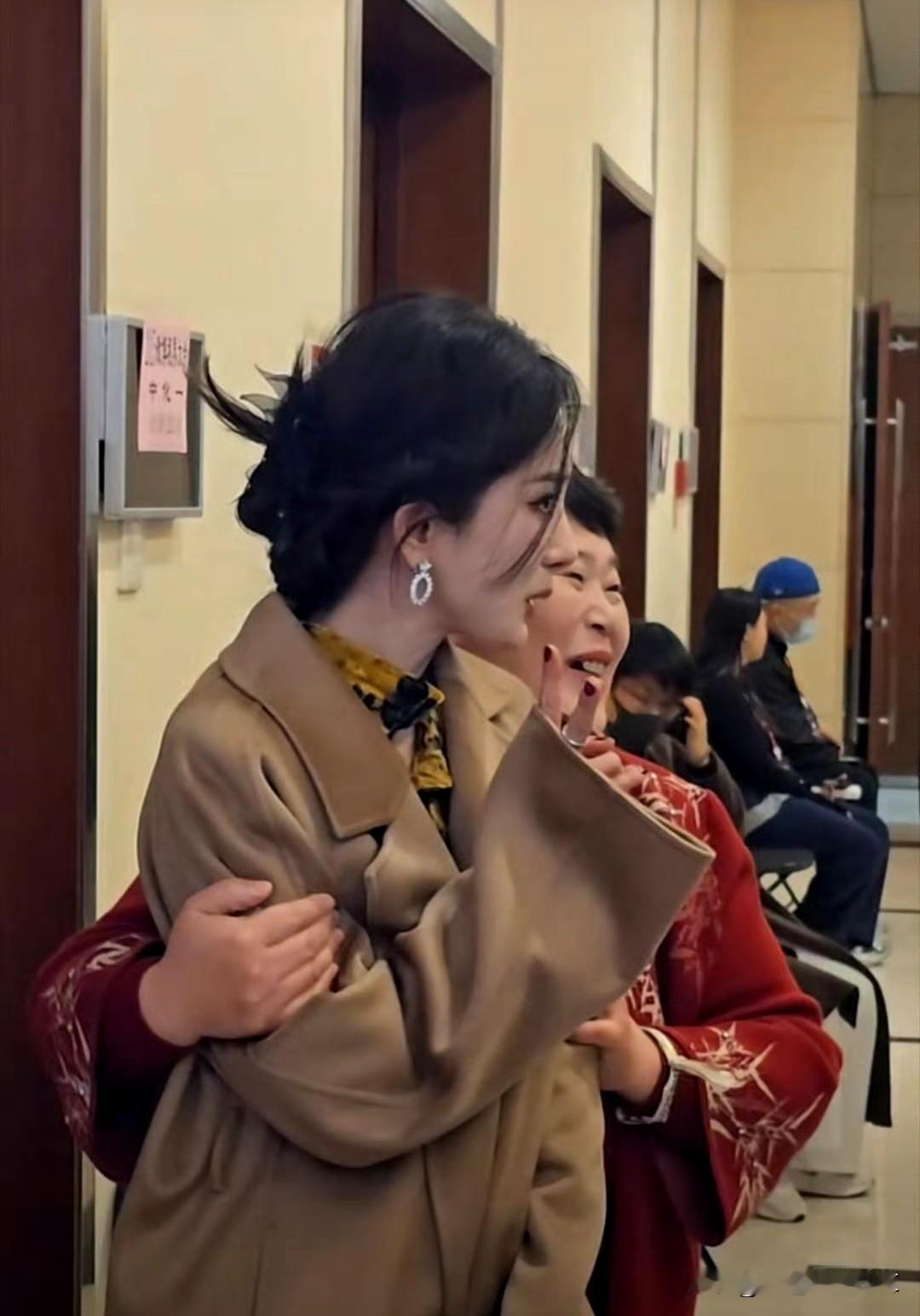 明星晒娃我不羡慕，夫妻秀恩爱我也嫉妒不起来，但我万万没想到，房主任搂着杨幂给女