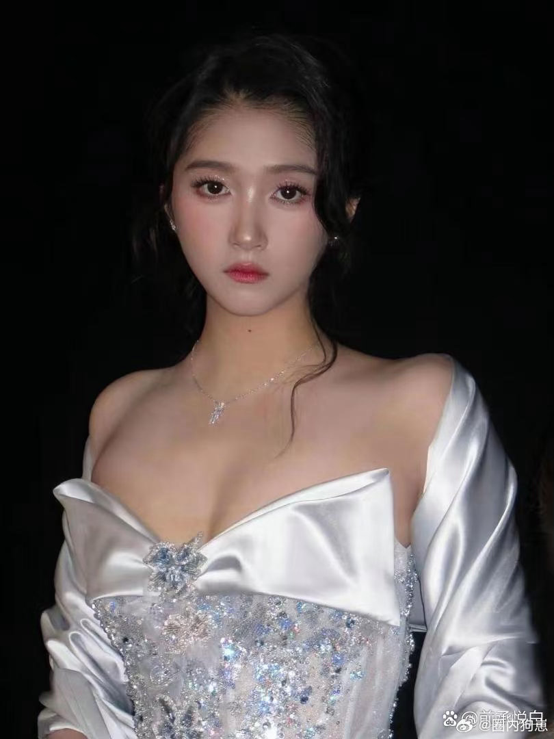 关晓彤身姿曼妙，好身材尽显，格外吸睛。