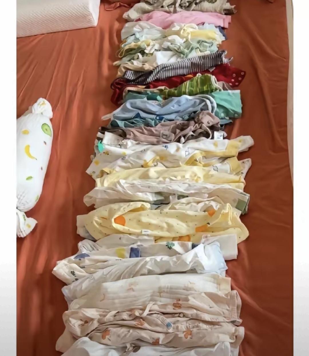 我家刚生完孩子第五天，姑姐搬来五箱她家孩子的旧衣服，全是耐穿的纯棉材质。说娃儿长