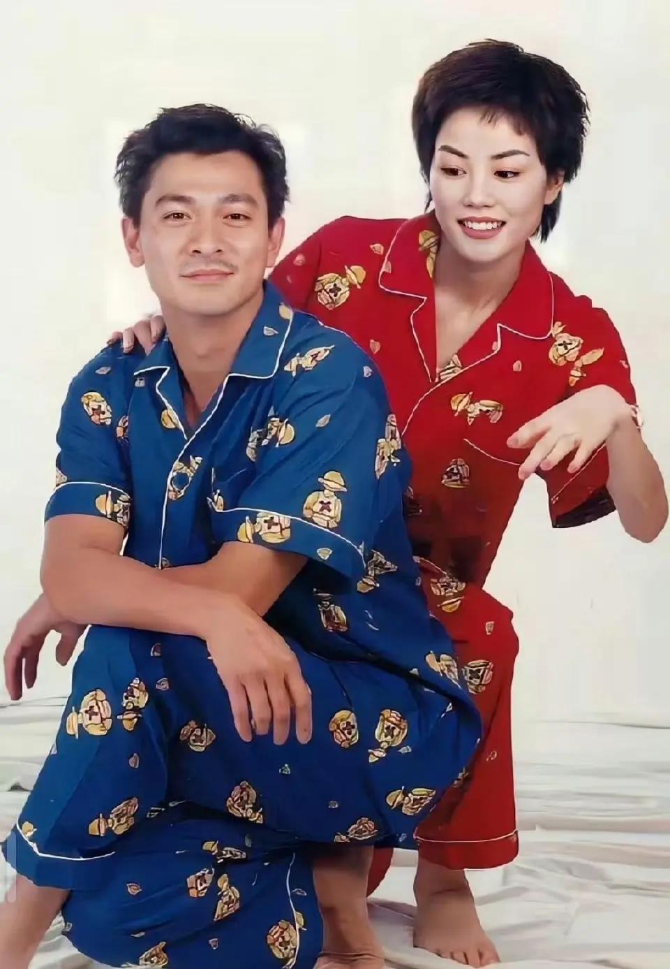 见过这个广告吗？据说是1996年，33岁刘德华与25岁王菲在拍摄睡衣的广告。天哪