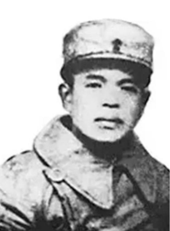 1950年，肖华奉命调往北京，在赴任路上，他看到一名香烟小贩，顿时脸色大变：这不