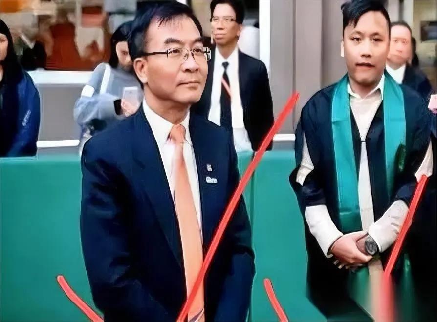 你见过最“狠”的校长吗？不是骂学生，是直接“赶人”。毕业典礼奏国歌时，俩