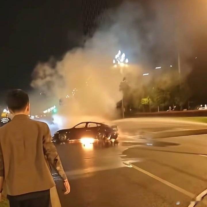 传小米SU7再出事故！现场施救者：车门打不开救援失败，驾驶员被活活烧死！雷军快出