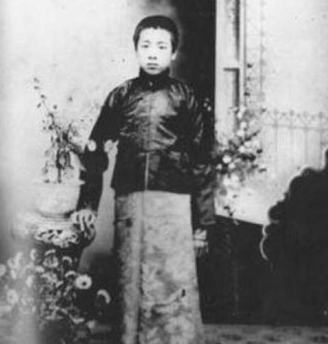 “我是周总理曾经的妻子，我想见一见他！”1953年，一妇女来到中南海求见周总理。