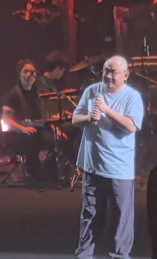 刀郎演唱会这套服装我敢说演艺界第一人就想问问刀嫂就算刀哥凭实力但演唱会一