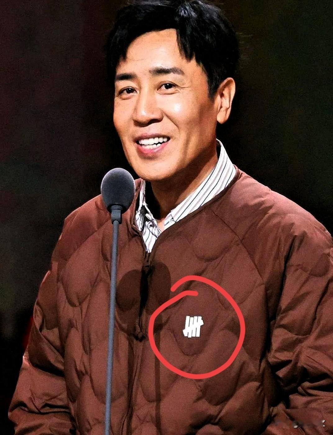 一觉睡醒，全网都被于和伟那件波司登羽绒服圈粉了！谁能想到，如今撑起冬日保暖排