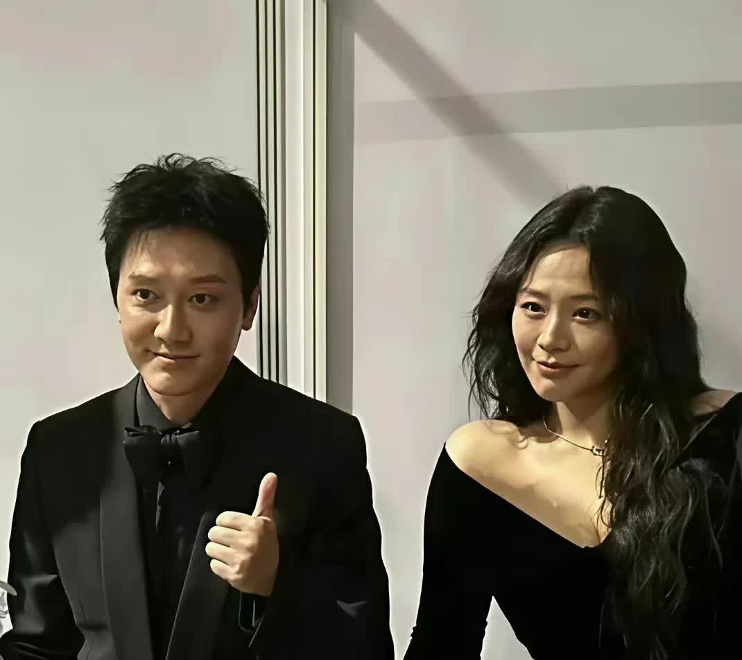 马思纯怪不得容易抑郁，她属于社交上特别主动的，和冯绍峰拍照，她都会主动靠前，太主