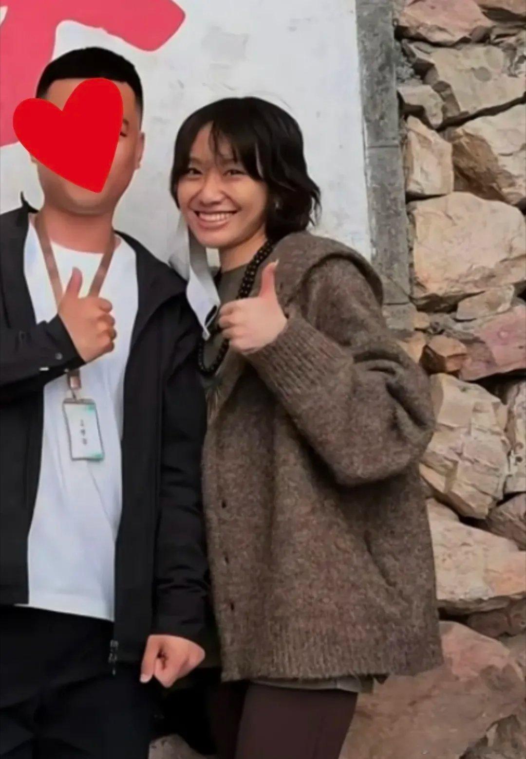 闫妮女儿邹元清现身大孤山祈福，素颜的她，眉眼太像妈妈了，尤其是精灵古怪的样子，简