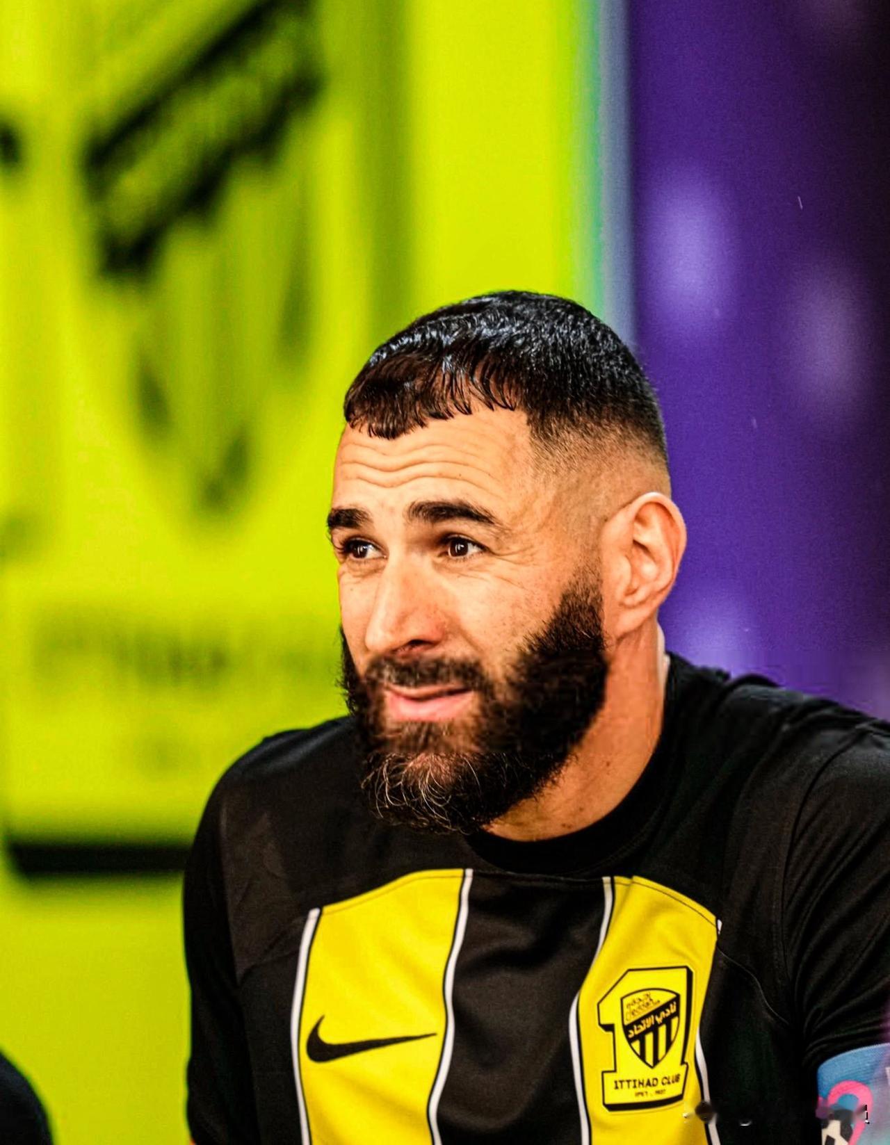 这玩笑开得有点大了，怪不得本泽马翻脸不认人！据《队报》报道，本泽马在收到一份