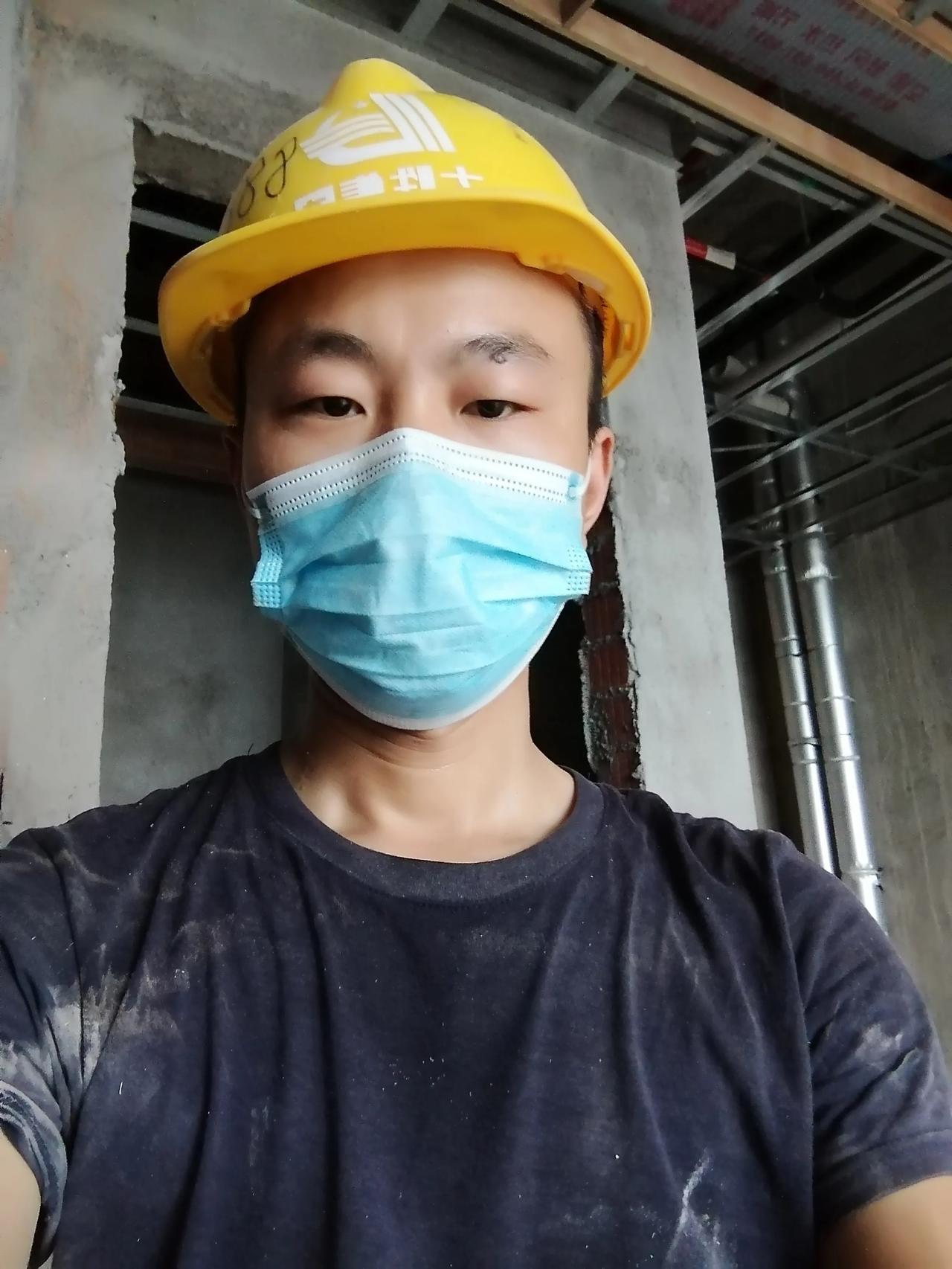 大家好，我是水电工星仔，放电缆的时候趴在地上，手机放在裤兜，应该是搁到什么硬东西