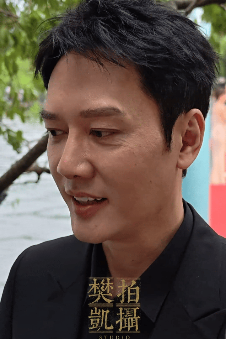 男人千万不要动眉毛你看冯绍峰就知道了一对眉毛毁了整张脸随着年纪的增长五官