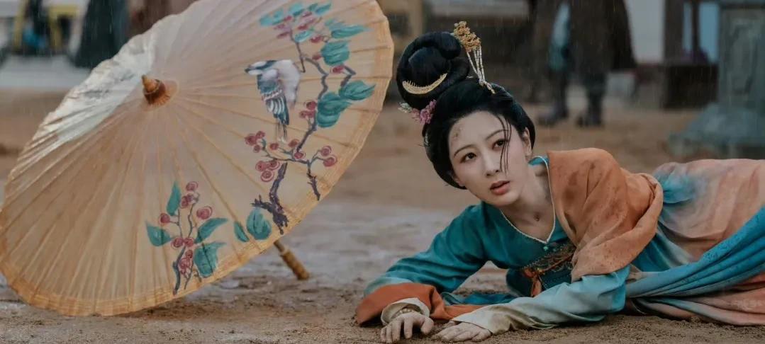 相比较《国色芳华》，《锦绣芳华》的宣发力度明显减弱很多，或许剧方觉得能够蹭着第一