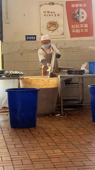 真是让人看了感觉太心痛了！整盘的白米饭就这么白白的倒进泔水桶里当成厨房垃圾倒掉
