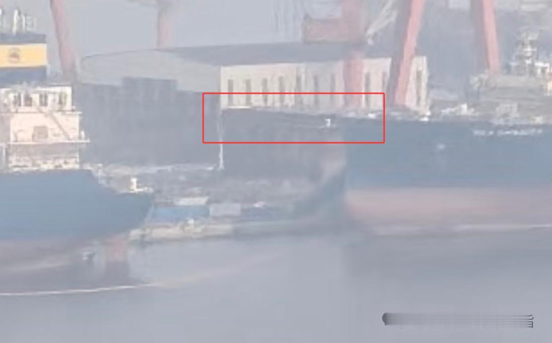 太快了！北方干船坞里再传大动作，004的机库分段盖板子了！