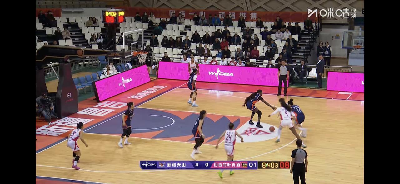 新疆女篮防守和失误多，山西女篮应将夺得本赛季首胜目前打完上半场，原本在第一节