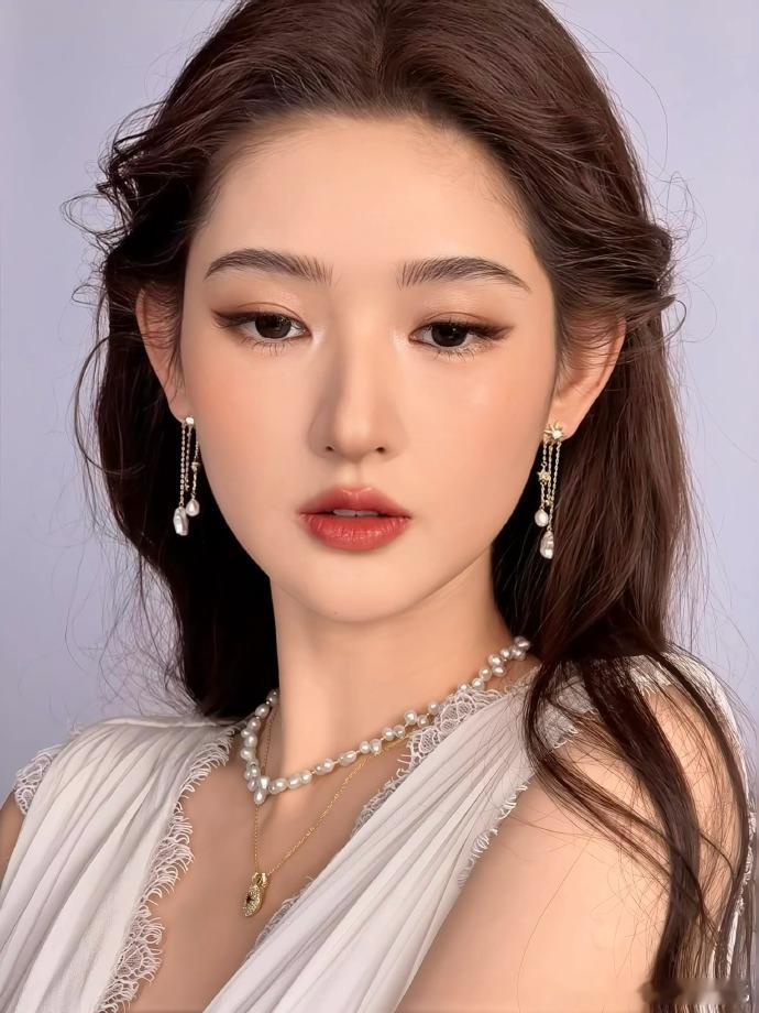 王玉雯巴洛克油画妆王玉雯好像油画里的仙女温润复古妆面把王玉雯温柔气质尽数凸显