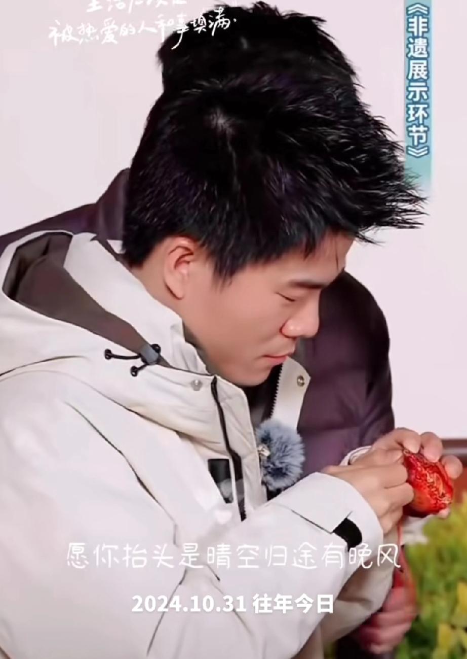 大家快来看看去年的今天，董宇辉在干啥呢？你没看错，他正是在做针线活呢，惊不惊喜？