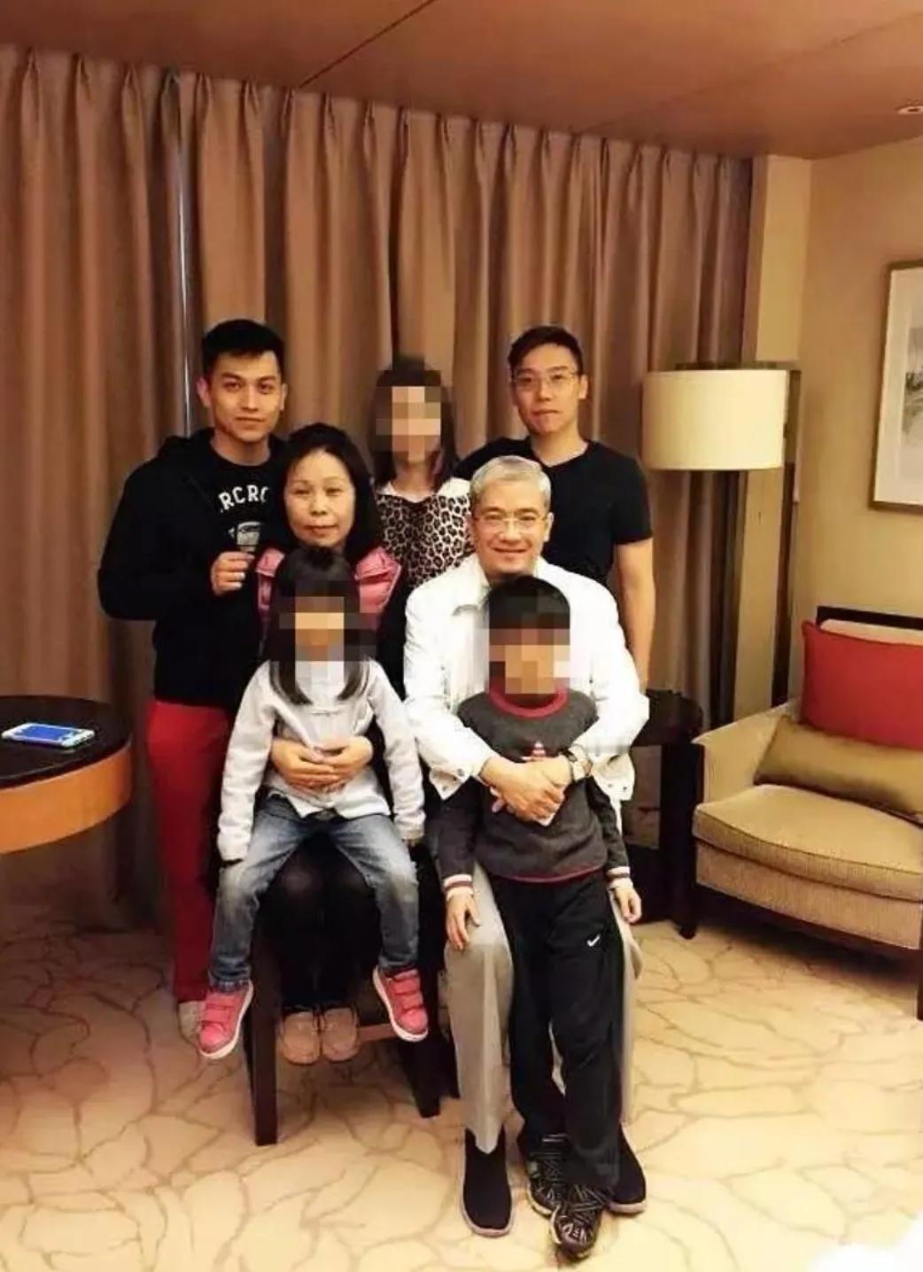 成功人士的原配大多命运都不好，郎咸平的第一任妻子黄绮萍也不例外。1978年，