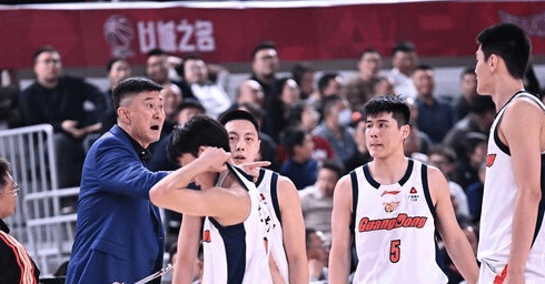 杜锋: 虽缺兵少员, 但带18、19岁的新秀打比赛是大大的双赢