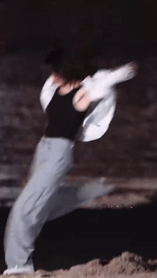张小斐踢球庆祝女足票房破10亿票房破十亿用踢球来庆祝，这个方式真的很应景，张小