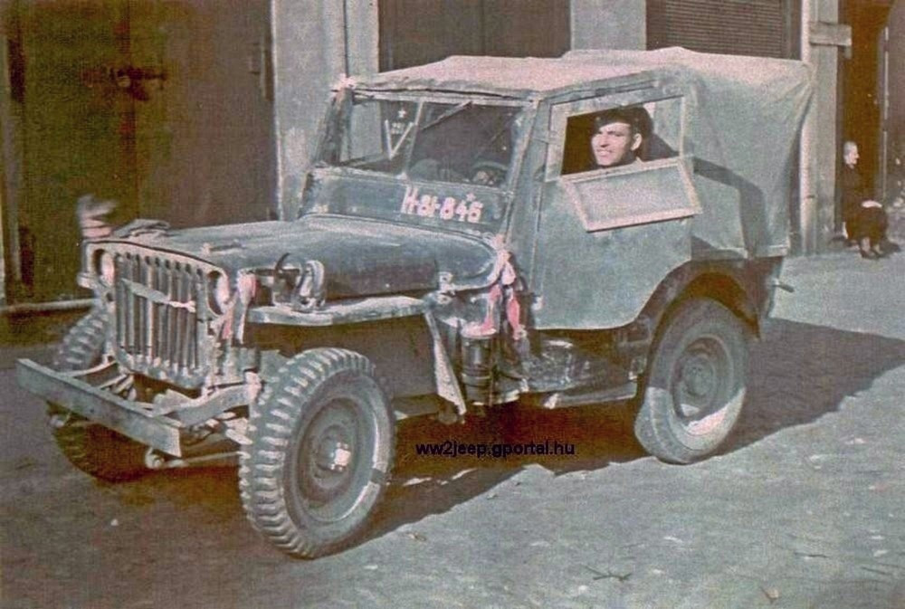 1945年，捷克斯洛伐克街头的苏军吉普。