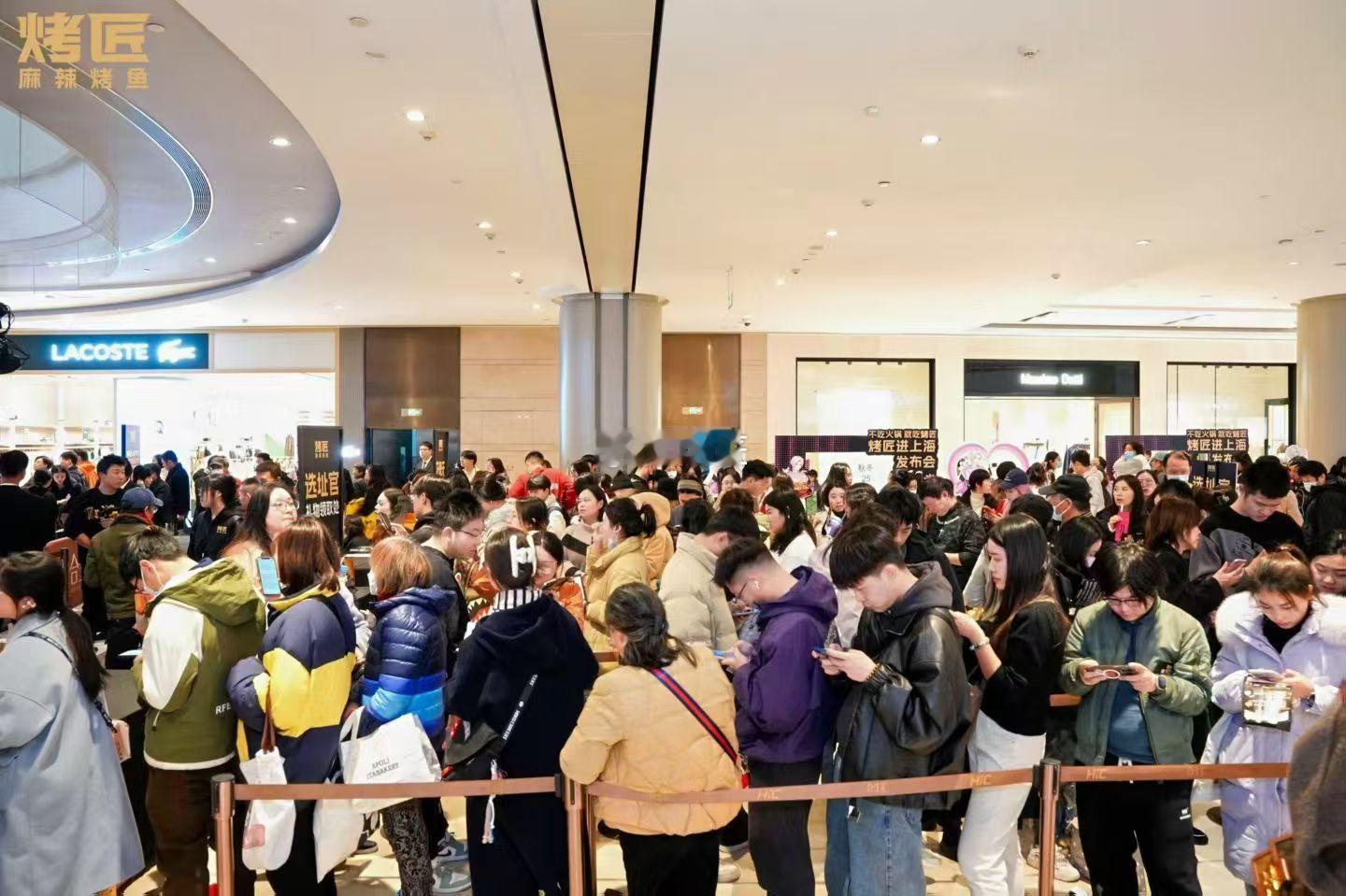 网红烤鱼进店前先花16元排队北京吃顿烤匠是真的难，每次路过都是排大队，不想排队