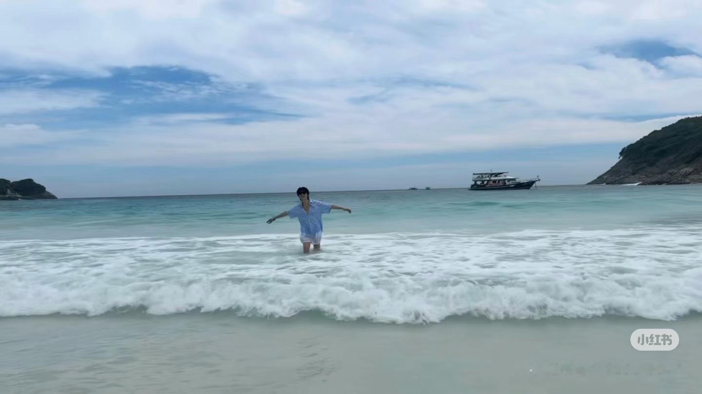 之前口嗨郝熠然去泰国旅游，应该会带着家人走一遍之前拍摄的地方，跟他们说一些趣事，