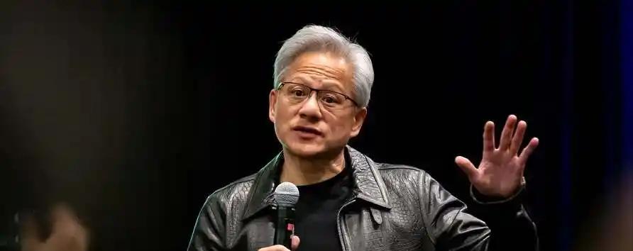 黄仁勋说了一个字。全场安静了。2026年5月4日，洛杉矶，米尔肯研究院全球峰