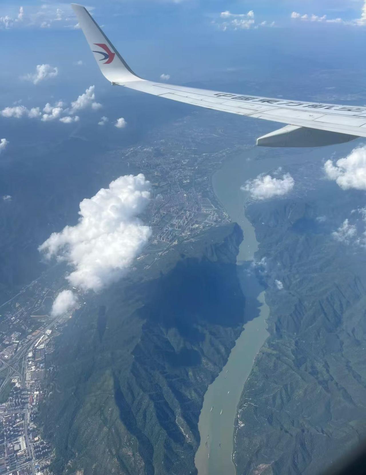 西江羚羊峡每次看到地图都觉得神奇，大自然的鬼斧神工，珠江主干流不走平坦的肇庆市区