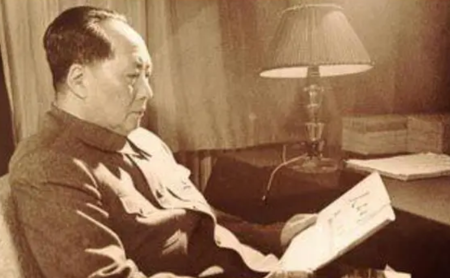 1950年春天，湖南长沙的街头刚刚脱去战乱的阴霾，刘策成拎着一只旧藤箱走进省政府