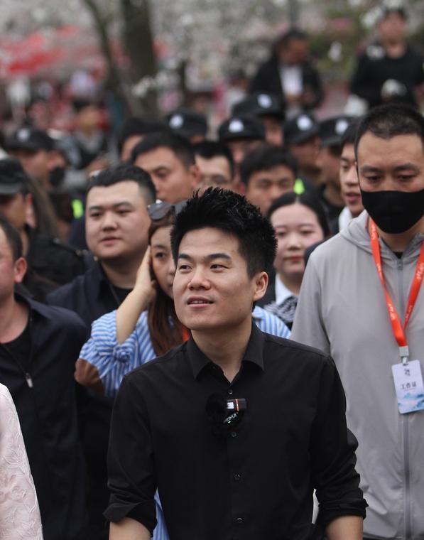 董宇辉不卖货，卖的是半夜读诗的滋味。他把《静夜思》卖成大米，把苏轼的酒瓶装进橄