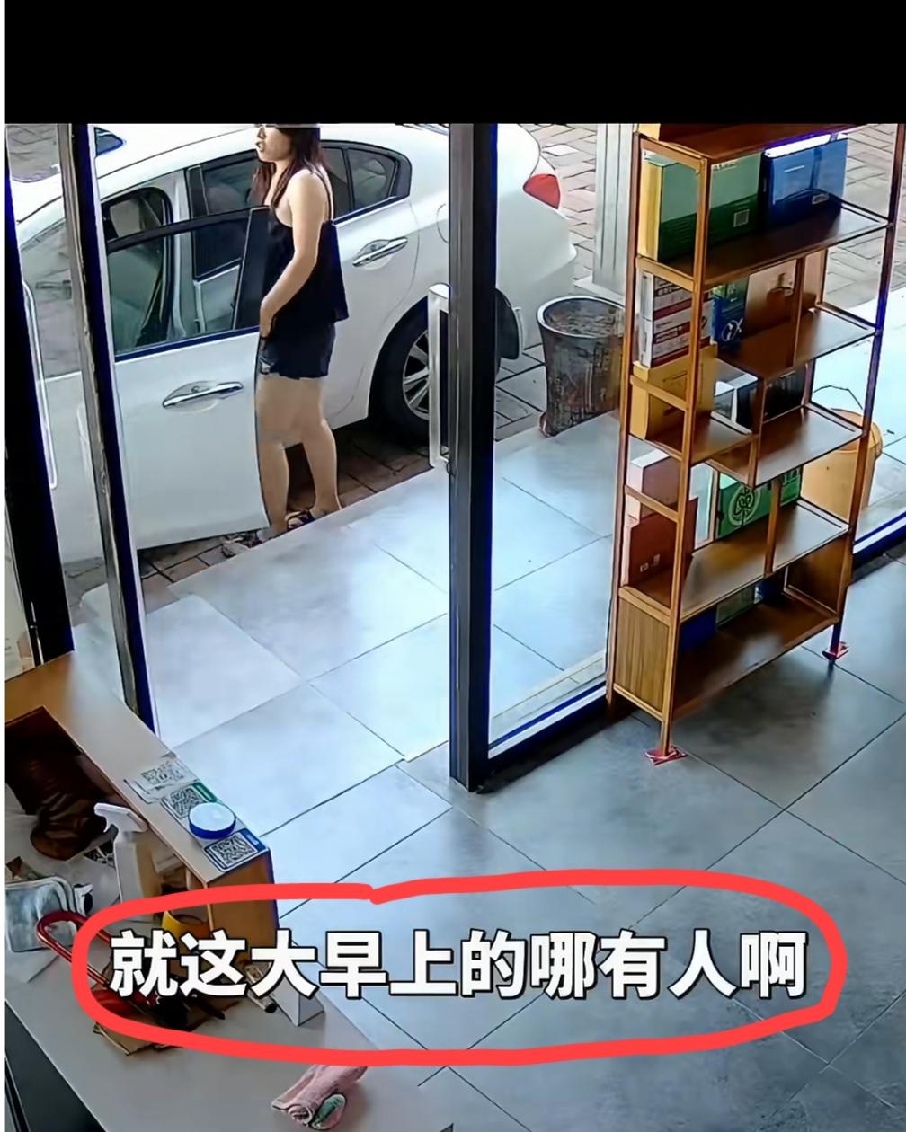 河北唐山，一名女子屡次将车辆直接停在商铺正门门口，遮挡店面，严重妨碍商家正常经营