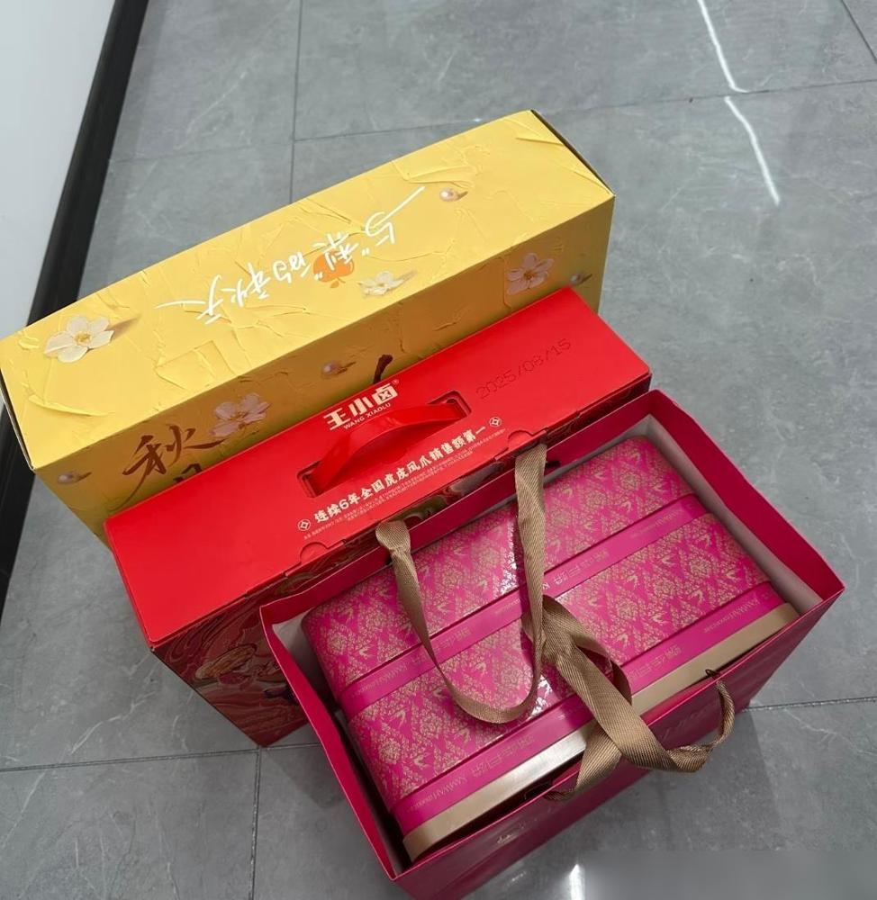 大姑姐提前回来过中秋，6个礼盒进门就全拆了，连酒都非要当场开。说实话，我倒觉