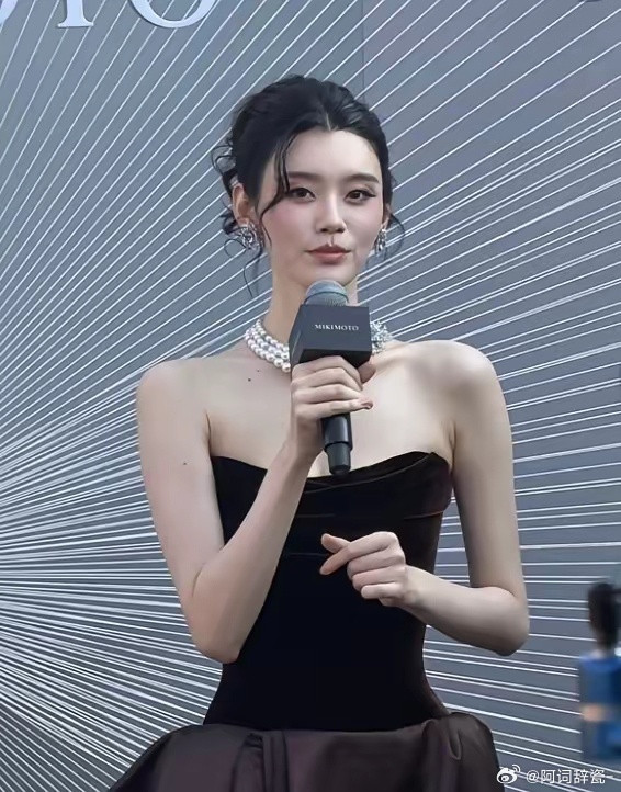 奚梦瑶穿深棕丝绒抹胸裙走红毯，生图被疯传，太出挑了！