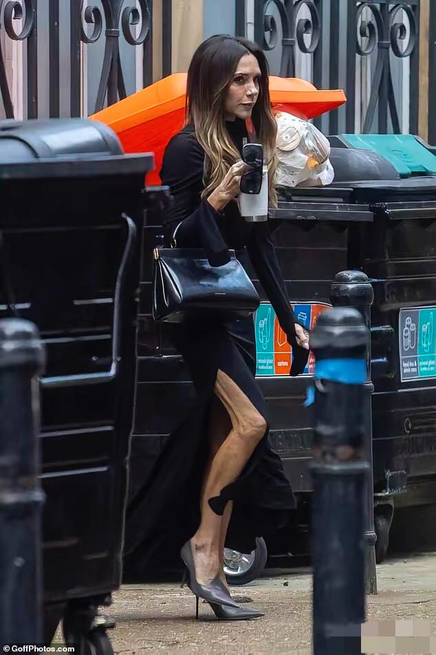 51岁的维多利亚·贝克汉姆，近日在伦敦Soho街头被拍到，一身黑色高开叉长裙，显